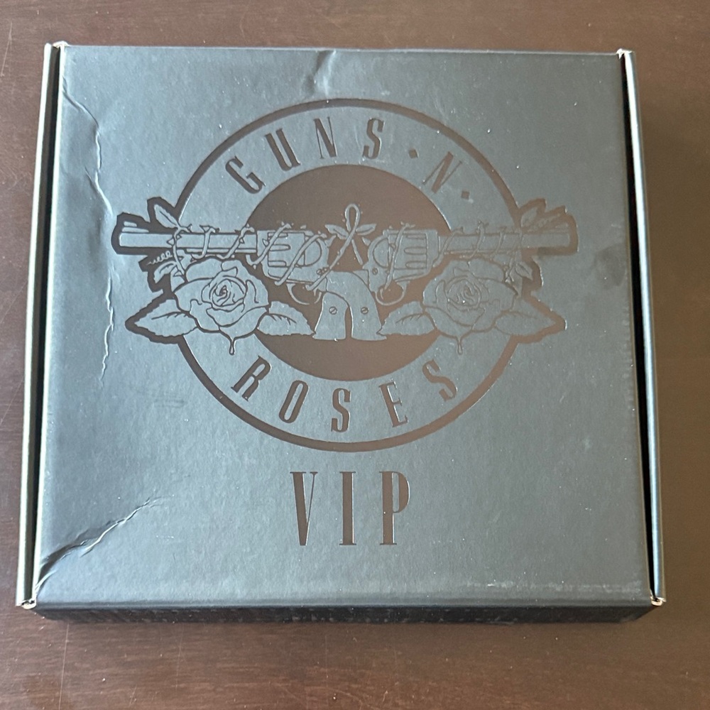 VIP Commemorative VIP tour book with guitar picks, pendant and mementos.